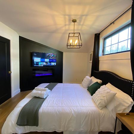 Stylish Downtown Kingsville Getaway With Putting Green, Firepit & Games Экстерьер фото
