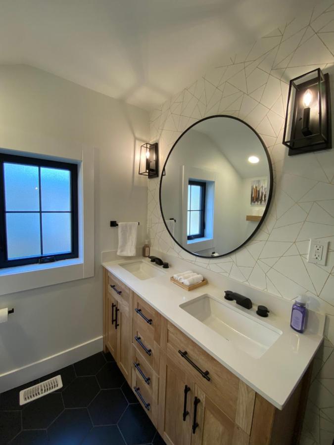 Stylish Downtown Kingsville Getaway With Putting Green, Firepit & Games Экстерьер фото