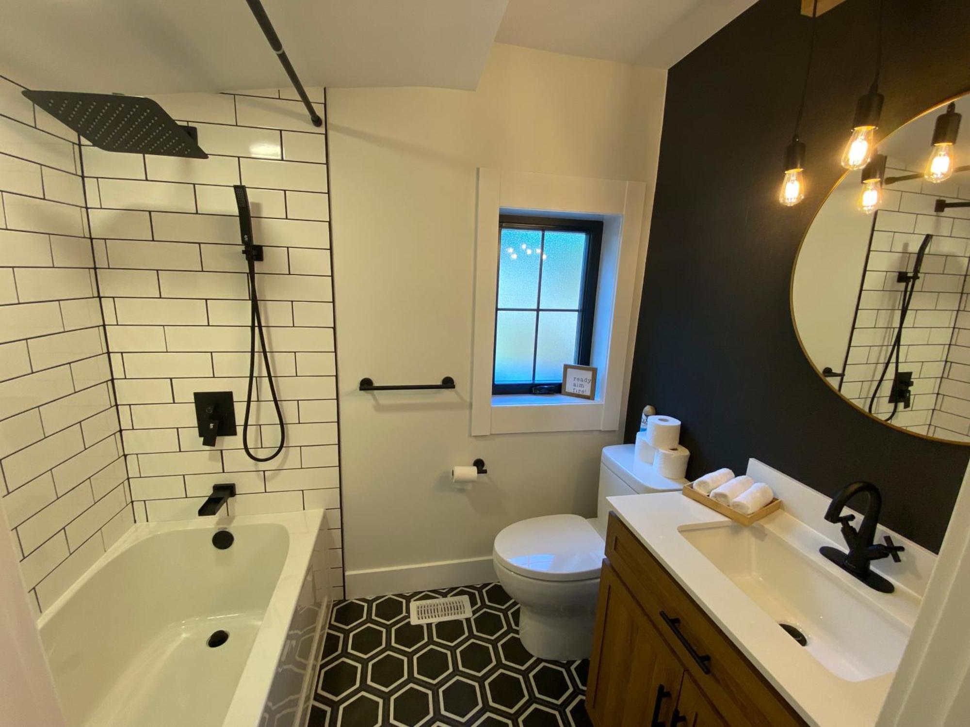 Stylish Downtown Kingsville Getaway With Putting Green, Firepit & Games Экстерьер фото
